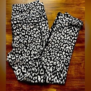 Zyia Light N Tight Pocket Leggings Black & White Leopard 12